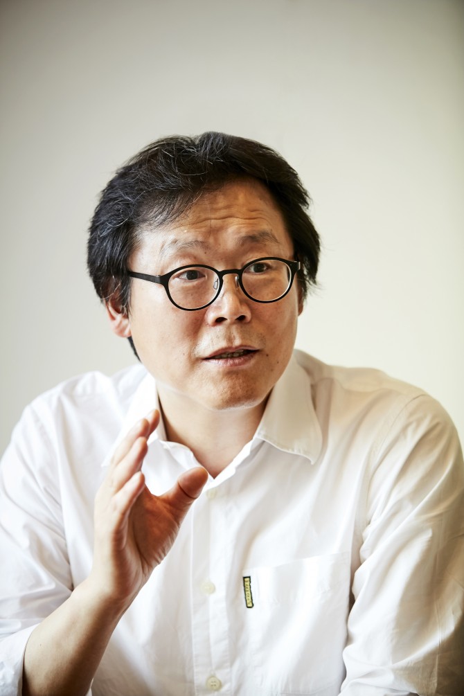 수상 소감을 묻자 김 교수는 “수상 소식을 처음 들었을 때는 마냥 좋았는데, 조금 시간이 지나니 정말 자신이 받을만한 일을 한 것인지 의문이 들기도 했다. 영화제에서 수상한 배우가 왜 ‘더 잘하라는 말씀으로 알겠다’고 소감을 전하는 지 이제야 알게 됐다”며 웃었다. - 호암재단 제공